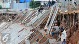 Sejumlah pekerja melakukan pemasangan turab di kawasan Kampung Melayu, Jakarta, Jumat (27/5) Pemasangan turab tersebut dilakukan untuk menormalisasikan Kali Ciliwung dan mengantisipasi banjir. (Liputan6.com/Helmi Afandi)
