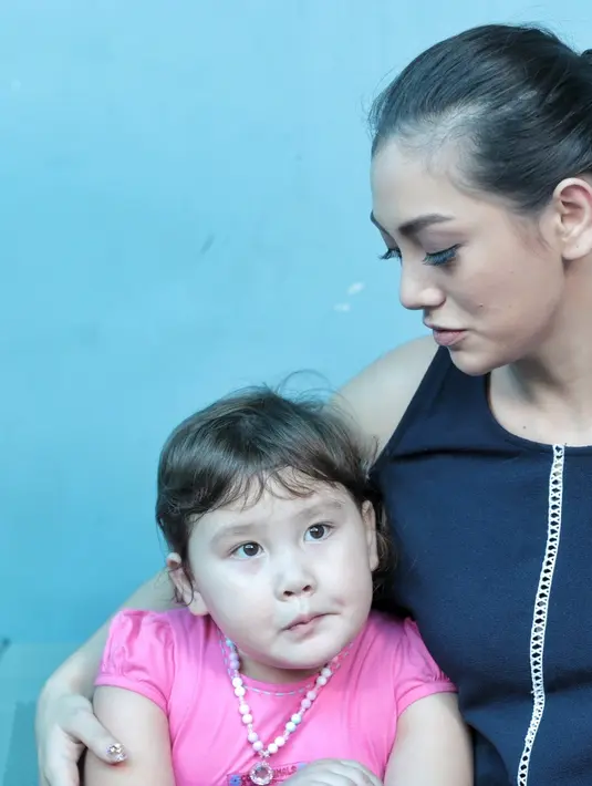 Celine Evangelista menambahkan, saat anaknya melihat kekasihnya Stefan William bersama wanita lain, sang anak juga menanyakan pada ibunya. Selama ini, Celine mengaku bahwa putrinya sangat dekat dengan kekasihnya tersebut. (Adrian Putra/Bintang.com)