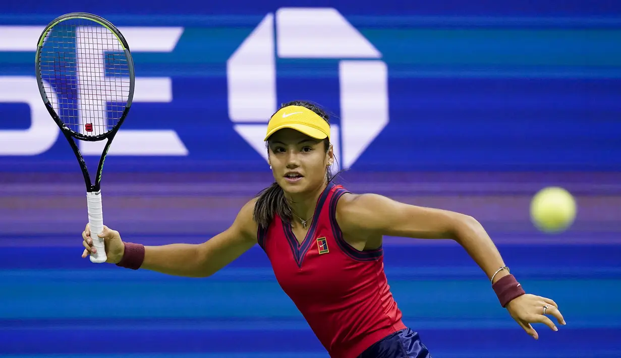Petenis Inggris, Emma Raducanu berusaha mengembalikan pukulan Maria Sakkari dari Yunani pada semifinal US Open 2021 di Arthur Ashe Stadium, New York, Jumat (10/9/2021). Capaian Raducanu ke final sangat membanggakan untuknya lantaran tampil pertama kali di US Open. (AP Photo/Elise Amendola)