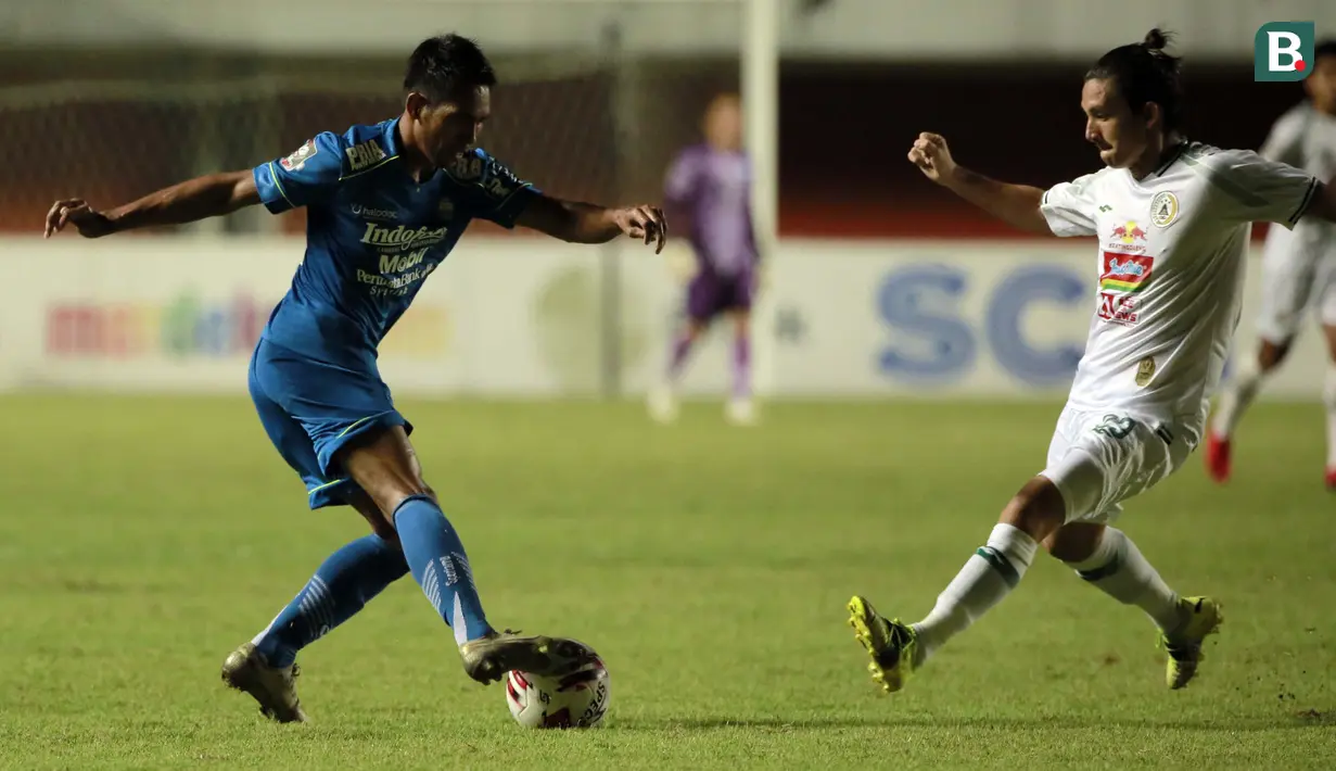 Dari sekian pemain Persib, Frets Butuan bisa jadi yang paling konsisten sepanjang Piala Menpora 2021. Selain selalu menjadi starter sejak fase grup, pemain bernomer punggung 21 itu sering memberikan sumbangsih nyata buat Maung Bandung. (Foto: Bola.com/Ikhwan Yanuar)