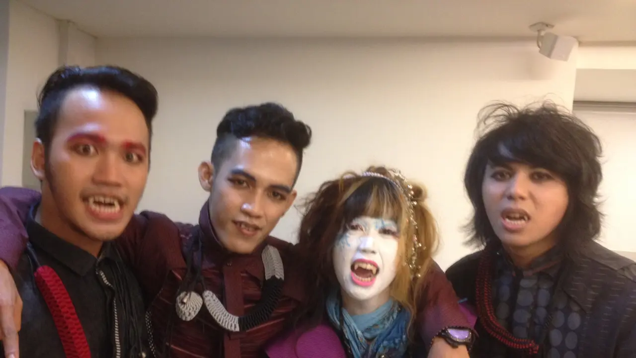 Terinspirasi GGS, Band Ini Manggung Pakai Gigi Taring