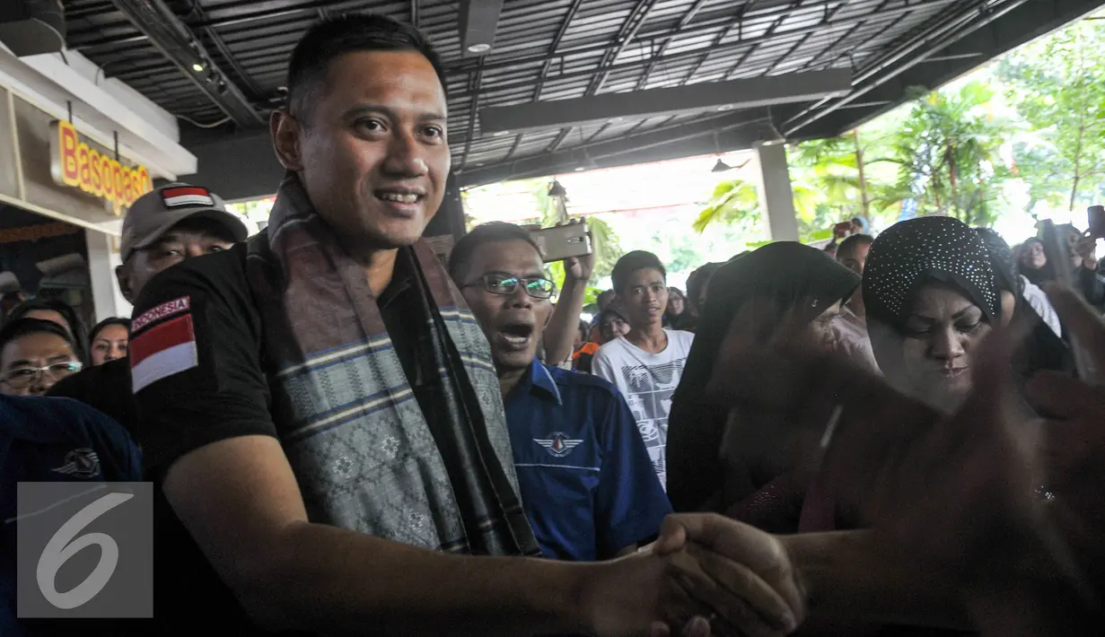 Cagub DKI Jakarta, Agus Harimurti Yudhoyono disalami warga saat menghadiri deklarasi BATAS, Jakarta, Minggu (16/10). BATAS mengaku siap memenangkan Agus-Sylvi dalam Pilkada DKI 2017. (Liputan6.com/Yoppy Renato)
