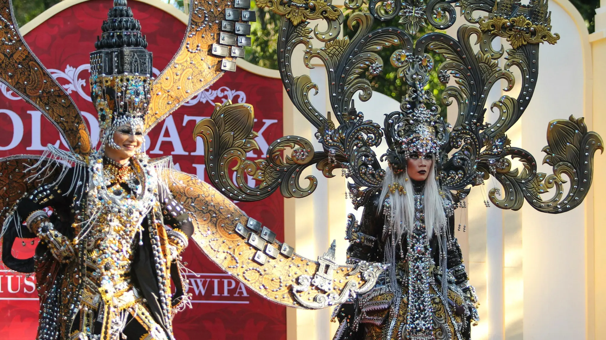 Solo Batik Carnival aksi bareng Jember Fashion Carnaval (Liputan6.com / Fajar Abrori) 