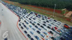 Pantauan udara arus balik libur panjang di tol Cikopo, Jawa Barat, Minggu (27/3). Kendaraan mengantri hingga 1 km untuk memasuki gerbang tol. (Liputan6.com/Muhammad Husni)
