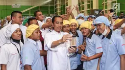 Presiden Jokowi bersama karyawan saat berswafoto di pabrik Mayora di Cikupa Tangerang, Senin (18/2). Presiden Jokowi secara resmi melepas kontainer ekspor ke 250.000 ke Filipina dan memperingati HUT Mayora Group yang ke 42. (Liputan6.com/Fery Pradolo)