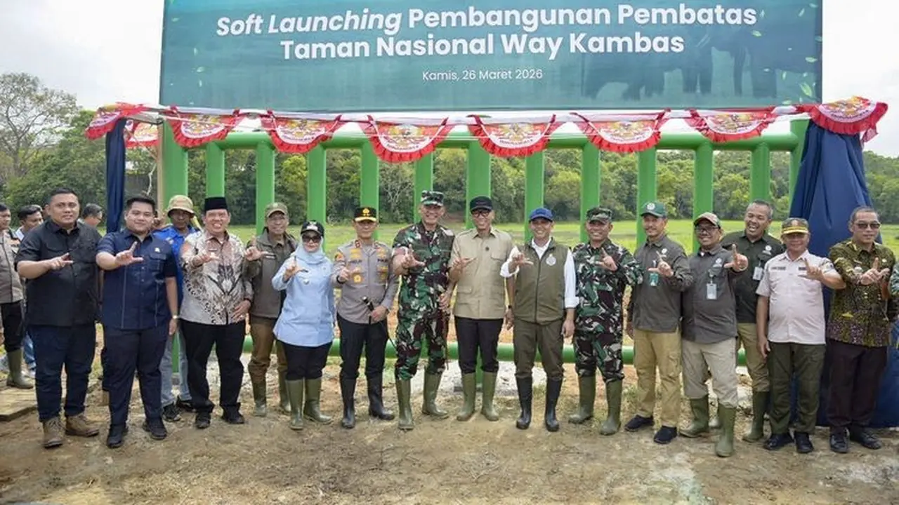 Menteri Kehutanan (Menhut) Raja Juli Antoni melakukan halal bihalal dengan para Kepala Desa dari desa penyangga Taman Nasional Way Kambas (TNWK) di momen idulfitri (Istimewa)