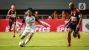 Bek Persita Tangerang Agung Prasetyo dibayangi gelandang Persipura Jayapura Ian Louis Kabes pada pertandingan BRI Liga 1 2021/2022 di Stadion Pakansari, Bogor, Jawa Barat, Sabtu (28/8/2021). Persita mengalahkan Persipura 2-1. (Bola.com/Bagaskara Lazuardi)
