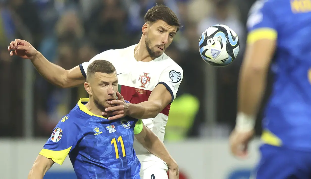 Bek Timnas Portugal, Ruben Dias (kanan) berebut bola dengan striker Bosnia Herzegovina, Edin Dzeko pada laga lanjutan Grup J Kualifikasi Euro 2024 di Stadion Bellino Polje, Selasa (17/10/2023) dini hari WIB. (AP Photo/Armin Durgut)