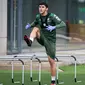 Pemain Real Betis, Carles Alena, ketika mengikut sesi latihan di Luis del Sol, Sevilla, Senin (11/5/2020). Sejumlah klub di Spanyol memulai latihan seiring rencana akan kembali bergulirnya kompetisi La Liga musim ini. (AFP/Real Betis/Fernando Ruso)