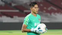 Kiper Timnas Indonesia, Angga Saputra, saat latihan jelang laga kualifikasi Piala Dunia di SUGBK, Jakarta, Senin (2/9). Indonesia akan berhadapan dengan Malaysia. (Bola.com/M Iqbal Ichsan)