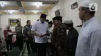 Menteri Agraria dan Tata Ruang/Kepala Badan Pertanahan Nasional, Agus Harimurti Yudhoyono (AHY) menyerahkan lima sertifikat waqaf masjid dan mushola di Masjid Sabilul Huda, Menteng Atas, Jakarta Selatan, Rabu (3/4/2024). (merdeka.com/Imam Buhori)