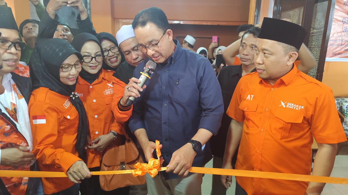 Anies Baswedan meresmikan Sekretariat Gerakan Rakyat di Jalan Paropo, Kecamatan Panakukkang, Kota Makassar, Sabtu (19/9). (merdeka.com/Ihwan Fajar).