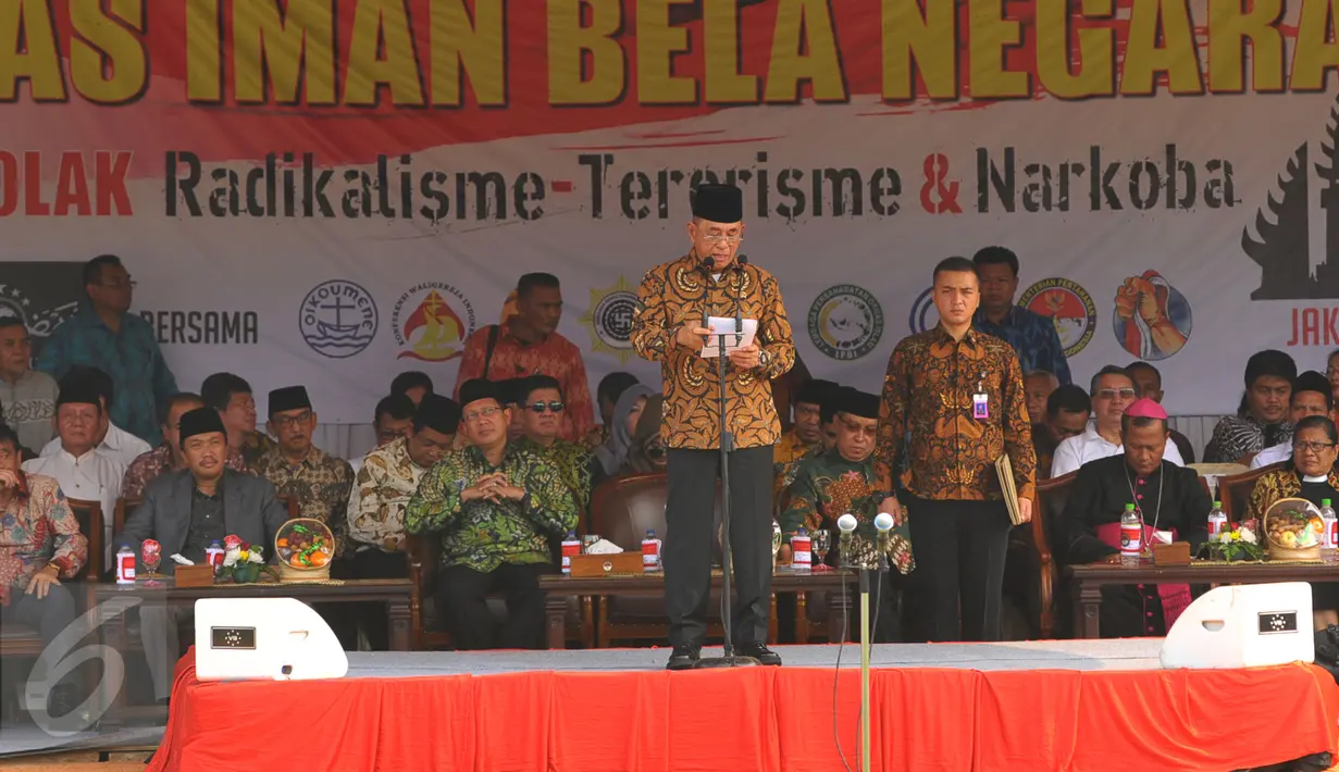 Menteri Pertahanan Ryamizard Ryacudu saat mengikuti Apel Kebhinnekaan Lintas Iman Bela Negara di Lapangan Banteng, Jakarta, Minggu (17/1/2016). Kegiatan tersebut untuk mengajak seluruh elemen masyarakat menolak terorisme (Liputan6.com/Faisal R Syam)