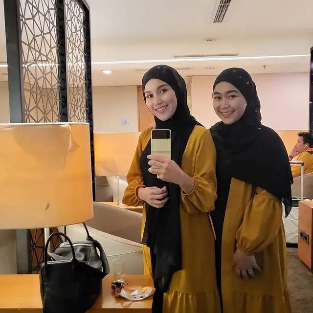 6 Potret Ayu Ting Ting Berangkat Umrah, Penampilannya Pakai Hijab Curi Perhatian