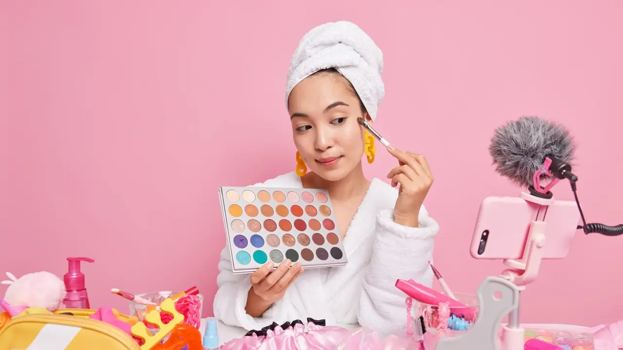 Rahasia Makeup Tetap On-Point, Begini Cara Touch Up Biar Fresh Seharian - Cover