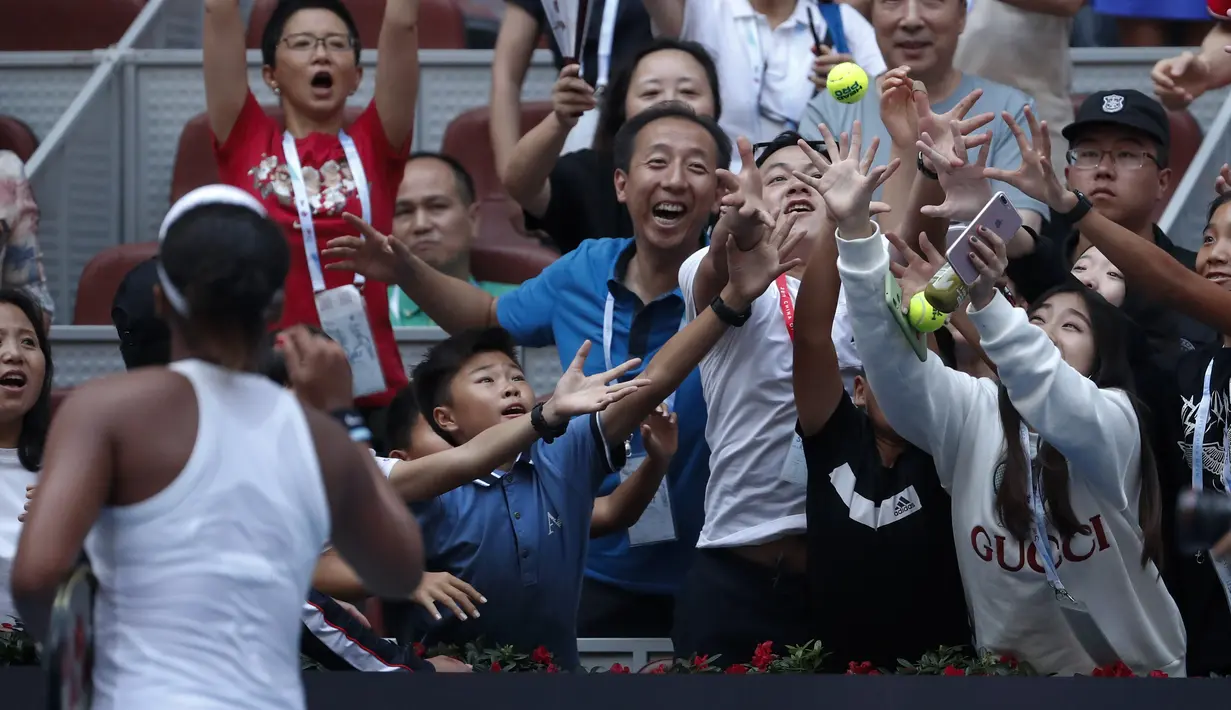 Petenis Jepang, Naomi Osaka memberikan bola kepada penonton setelah mengalahkan Alison Riske dari Amerika Serikat pada putaran ketiga pertandingan tunggal putri kejuaraan tenis China Terbuka 2019 di National Tennis Center, Beijing, China, Kamis (3/10/2019). (AP Photo/Andy Wong)