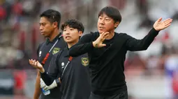 Pelatih Timnas Indonesia,&nbsp;Shin Tae-yong (kanan) memberikan instruksi kepada pemain dari pinggir lapangan&nbsp;dalam laga Grup A Piala AFF 2022 antara Timnas Indonesia melawan Timnas Kamboja yang berlangsung di Stadion Utama Gelora Bung Karno (SUGBK), Jumat (23/12/2022). (Bola.com/Bagaskara Lazuardi)