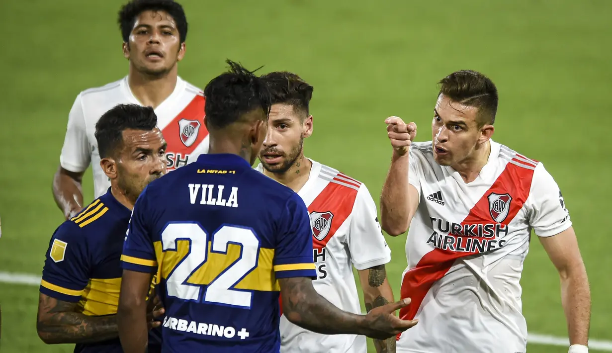 Pemain River Plate, Rafael Santos Borre meluapkan emosi sambil menunjuk pemain Boca Junior, Sebastian Villa. (Foto: AP/Pool/Marcelo Endelli)
