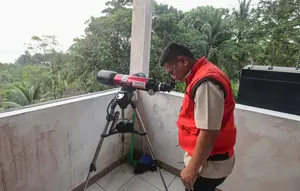 Kesibukan Petugas Pantau Gunung Anak Krakatau dari Pos Pengamatan