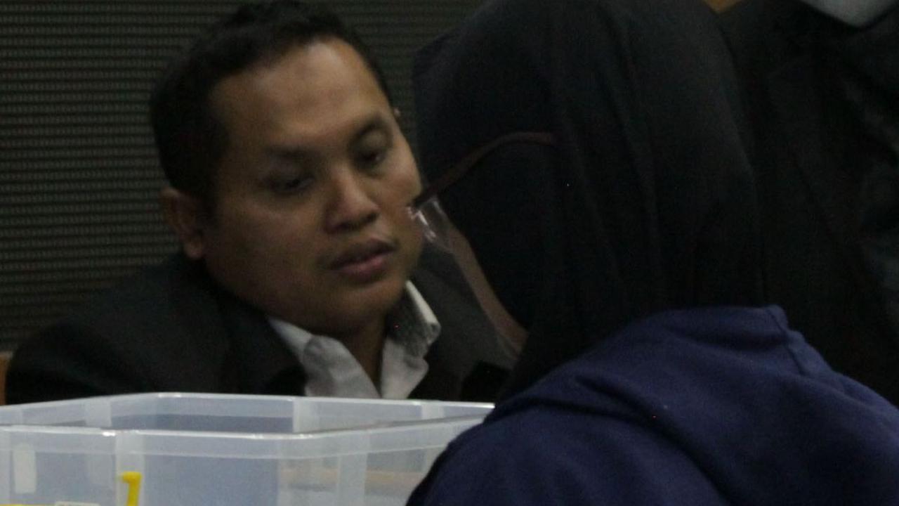 Tim hukum TPN Ganjar-Mahfud juga meminta ada pemungutan suara ulang di seluruh TPS dan meminta KPU membatalkan penetapan yang menyatakan Prabowo-Gibran meraih suara tertinggi.&nbsp;Merdeka.com/Imam Buhori<br>