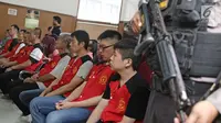 Delapan WN Taiwan terdakwa kasus penyelundupan sabu seberat satu ton mengikuti sidang lanjutan di PN Jakarta Selatan, Kamis (19/4). Sidang beragendakan pembacaan vonis. (Liputna6.com/Herman Zakharia)