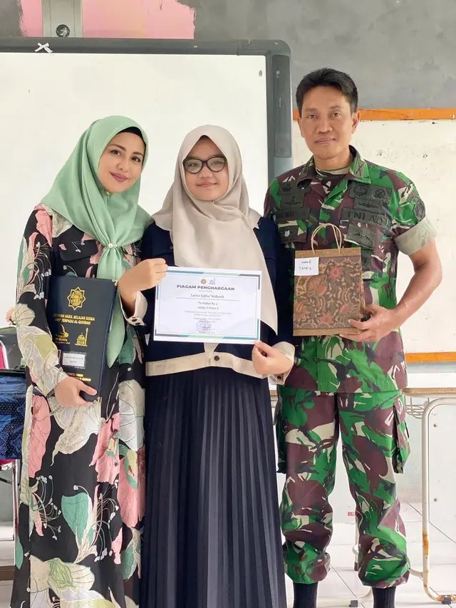 Tampil Akrab, Ini 7 Potret Juliana Moechtar Bersama Putri Sambungnya