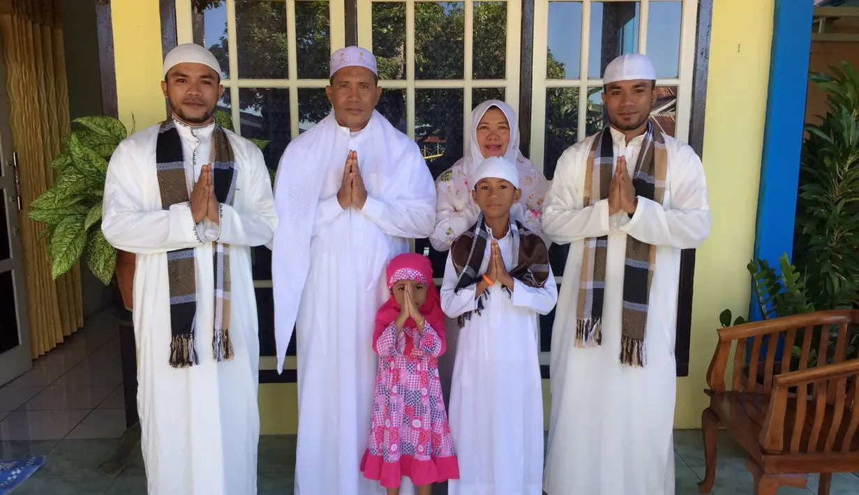 Zulham Zamrun (kiri) dan adiknya Zulvin Zamrun (kanan) berfoto bersama orang tuanya.