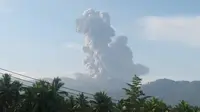 Gunung Dukono di Pulau Halmahera, Maluku Utara, meletus dan meluncurkan abu vulkanik ke arah barat, Selasa (21/11/2023), pukul 07.33 WIT. (Liputan6.com/ Dok. PVMBG)
