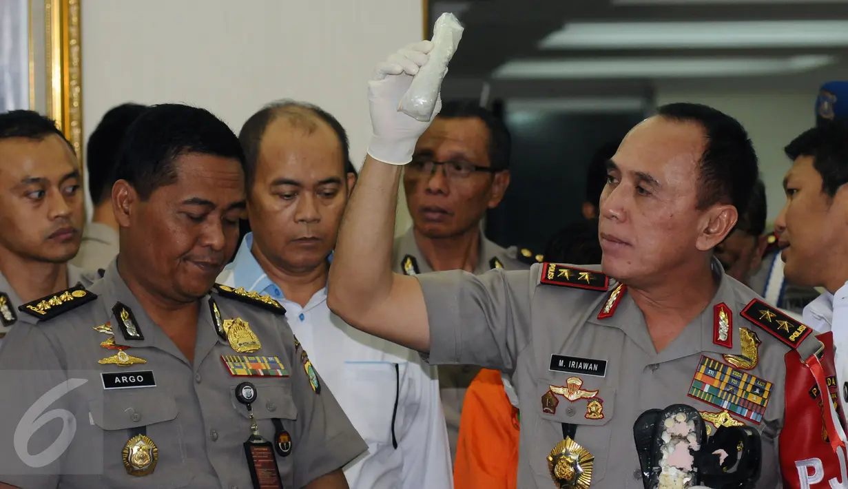 Kapolda Metro Jaya Irjen M Iriawan (kanan) menunjukkan barang bukti narkotika jenis sabu saat rilis di Jakarta, Rabu (27/4). Sebanyak 2.007 gram sabu asal Guangzhou diselundupkan dalam paket lima koli sandal. (Liputan6.com/Helmi Fithriansyah)