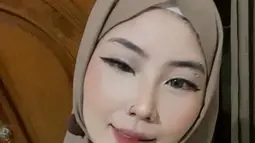 Di unggahan terbarunya, wanita berdarah Tionghoa ini kembali berpenampilan seperti biasa. Listy Chan bahkan masih pede memamerkan tato yang terbilang banyak di tubuhnya. Namun potret Listy Chan tak menutup netizen mendoakannya tampil syar'i berhijab. (Liputan6.com/IG/@listychanpokemon)