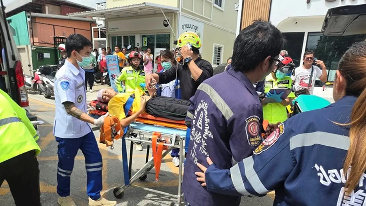 Seorang korban luka dibawa menggunakan tandu setelah penembakan di sebuah sekolah di Provinsi Nonthaburi, Thailand, Jumat (7/8/2026).