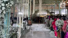 Sejumlah warga mengantre untuk bersalaman dengan putra bungsu Presiden Joko Widodo, Kaesang Pangarep dan istrinya Erina Gudono pada acara Ngunduh Mantu pernikahan di Pura Mangkunegaran, Solo, Minggu (11/12/2022). Antrean tamu undangan yang ingin berfoto dengan Kaesang Pangarep dan Erina Gudono beserta keluarga mengular panjang bahkan rela berdesak-desakan demi bisa berfoto dengan kedua mempelai. (Liputan6.com/Herman Zakharia)