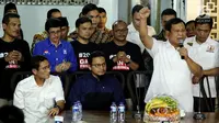Ketua Umum Partai Gerindra Prabowo Subianto memberi sambutan saat peresmian sekretariat bersama Partai Gerindra - PKS dan PAN di Jakarta, Jumat (27/4). Acara ini juga dihadiri oleh Wakil Gubernur Sandiaga Uno. (Liputan6.com/JohanTallo)