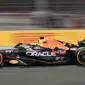 Max Verstappen berhasil menjadi jawara pada balapan F1 GP Arab Saudi di Sirkuit Jeddah Corniche pada Senin (29/3/2022). Ia memenangi duel dengan pembalap Ferrari, Charles Leclerc yang finis kedua. (AP/Hassan Ammar)