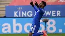 Striker Leicester City, Kelechi Iheanacho melakukan selebrasi usai mencetak gol pertama timnya ke gawang Manchester United dalam laga perempatfinal Piala FA 2020/2021 di King Power Stadium, London, Minggu (21/3/2021). Leicester menang 3-1 atas Manchester United. (AFP/Oli Scarff/Pool)