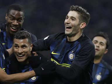 Para pemai Inter Milan merayakan gol Jeison Fabian Ceron Murillo (tengah) pada laga Coppa Italia melawan Bologna di Giuseppe Meazza, Milan, (17/1/2017). Inter Milan 3-2.  (AP/Luca Bruno)