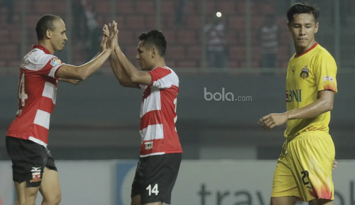 Striker Madura United, Odemwingie, melakukan selebrasi usai mencetak gol ke gawang Bhayangkara FC pada laga lanjutan liga 1 di Stadion Patriot, Bekasi, kamis (13/7/2017). Bhayangkara FC menang 2-1 atas Madura United. (Bola.com/M Iqbal Ichsan)