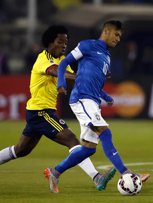 Penyerang Brasil, Neymar mengontrol bola dari kejaran gelandang Kolombia, Carlos Sanchez saat pertandingan Copa Amerika 2015 di Estadio Monumental, Santiago, Chile, Kamis (18/6/2015). Kolombia menang 1-0 atas Brasil. (REUTERS/Henry Romero)
