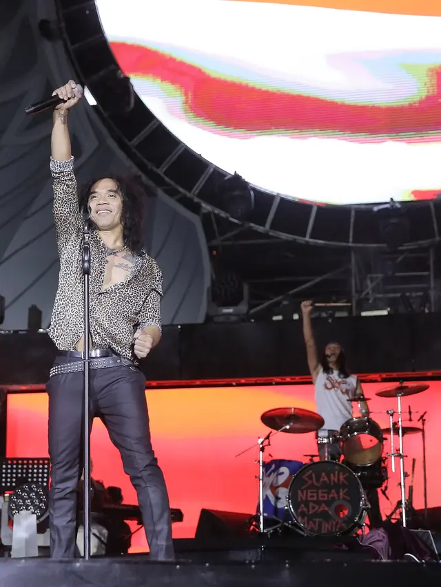 Vokalis Slank, Kaka, dan Bimim (kanan) dalam konser HUT ke-35 Slank Indonesia Now di GBK, Minggu (23/12). (Bambang Eros/Fimela)