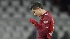 Robert Lewandowski yang tampil memukau sepanjang tahun ini lagi-lagi gagal menyabet gelar bergengsi Ballon d'Or. Bomber Bayern Munchen itu harus puas dengan penghargaan Striker of The Year. (AP/Martin Meissner)