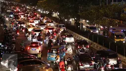Kondisi arus lalu lintas di Jalan Margonda Raya, Depok, Sabtu (1/10). Berdasarkan data Direktorat BTSP Perhubungan Darat, Depok menjadi kota peringkat kelima termacet se-Indonesia dengan kecepatan rata-rata 21,4 km/jam (Liputan6.com/Immanuel Antonius)