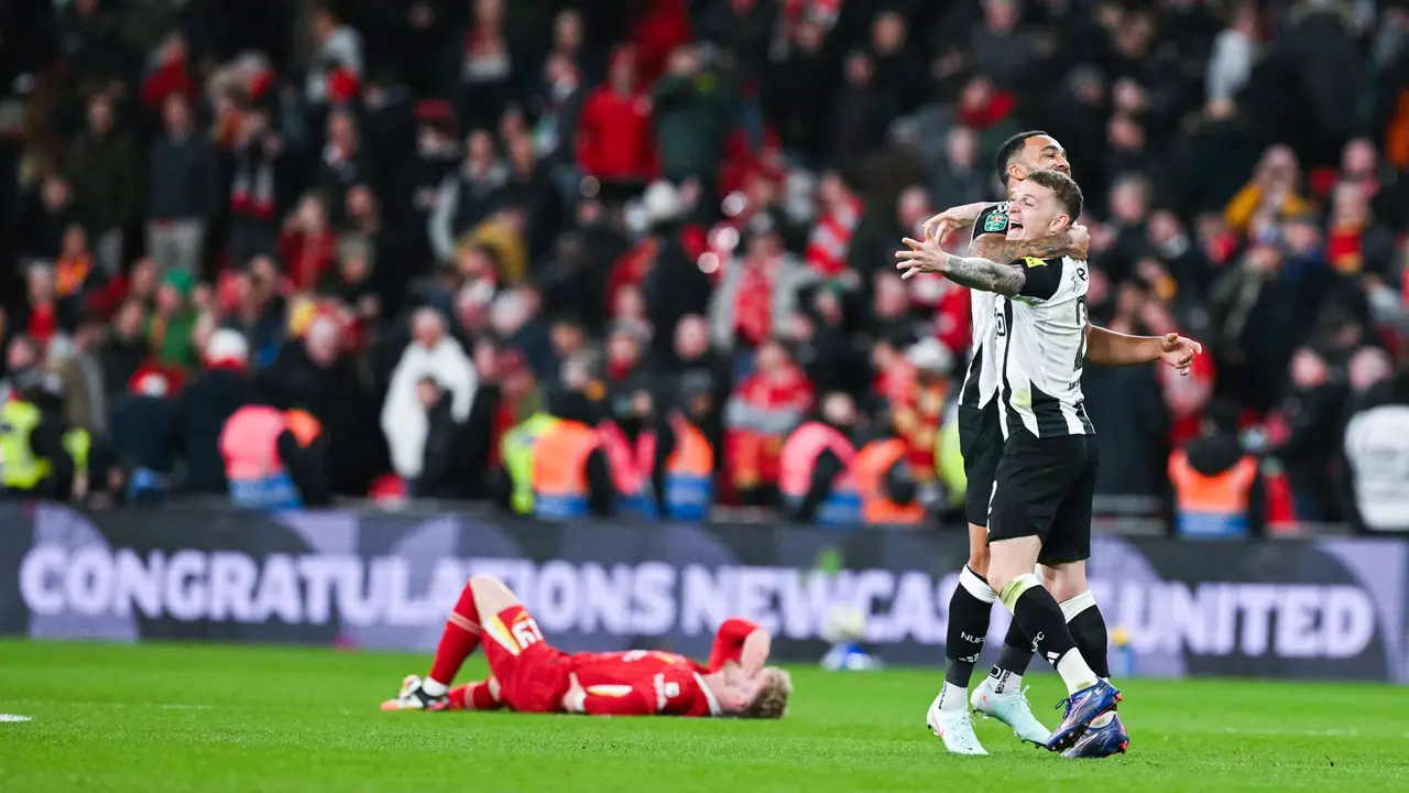 Foto: Double Nyesek Liverpool, Newcastle United Akhiri Puasa Gelar Selama 70 tahun
