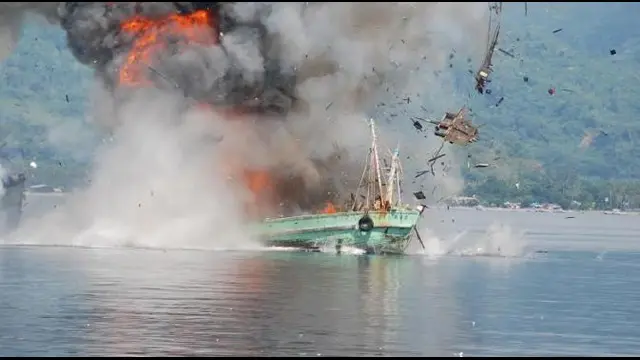 News Flash: Pemerintah Tenggelamkan Belasan Kapal Ikan Asing