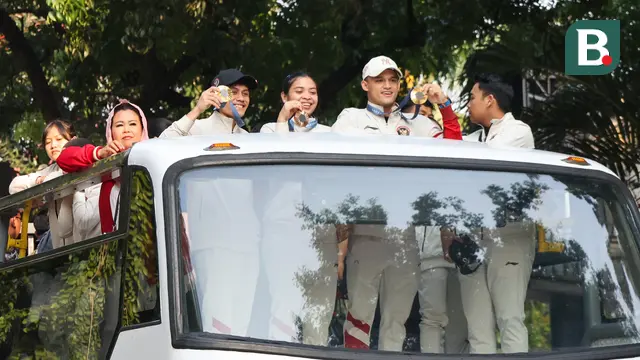 Foto: Melihat Pawai Emas Olimpiade Paris 2024, Veddriq Leonardo dan Rizki Juniansyah Naiki Bus Tingkat Terbuka Menuju Istana Negara