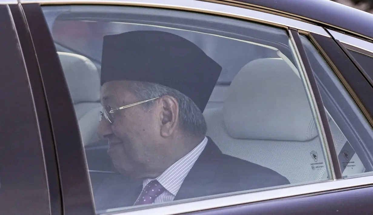 Perdana Menteri interim Malaysia Mahathir Mohamad meninggalkan di Istana Negara di Kuala Lumpur, Kamis (27/2/2020). Raja Malaysia memanggil Mahathir terkait dengan kekacauan politik yang disebabkan oleh pengunduran dirinya sebagai perdana menteri di tengah perebutan kekuasaan. (AP/Vincent Thian)
