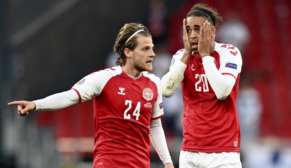 Usai kondisi Christian Eriksen membaik dalam penanganan tim medis, laga dilanjutkan dalam hitungan jam. Posisi Eriksen digantikan oleh Mathias Jensen (kiri). (Foto: AP/Stuart Franklin/Pool)