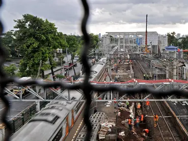 Aktivitas pekerja saat menyelesaikan pembangunan Stasiun Klender, Jakarta, Selasa (24/4). Stasiun Klender satu dari lima stasiun yang diperluas untuk mendukung pengoperasian Double-Double Track (DDT) Manggarai-Cikarang. (Merdeka.com/Iqbal Nugroho)