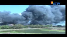 Sejumlah nelayan berusaha menjauhkan kapal yang belum terbakar dengan menariknya beramai-ramai. 
