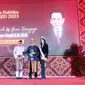 Anwar Fuady meraih penghargaan sebagai The Legend of Bumi Sriwijaya dalam Malam Anugerah Lintas Politika Award 2023 (Liputan6.com / Nefri Inge)