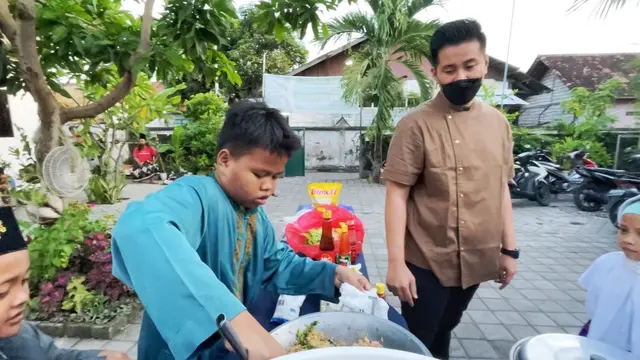Billy Leonardo bersama dengan Arfadia dan Candi membuat acara buka puasa bersama. Mereka menggelar acara buka bersama dengan anak-anak panti asuhan Yayasan Al-Hikmah Denpasar, Minggu (24/4/2022).
